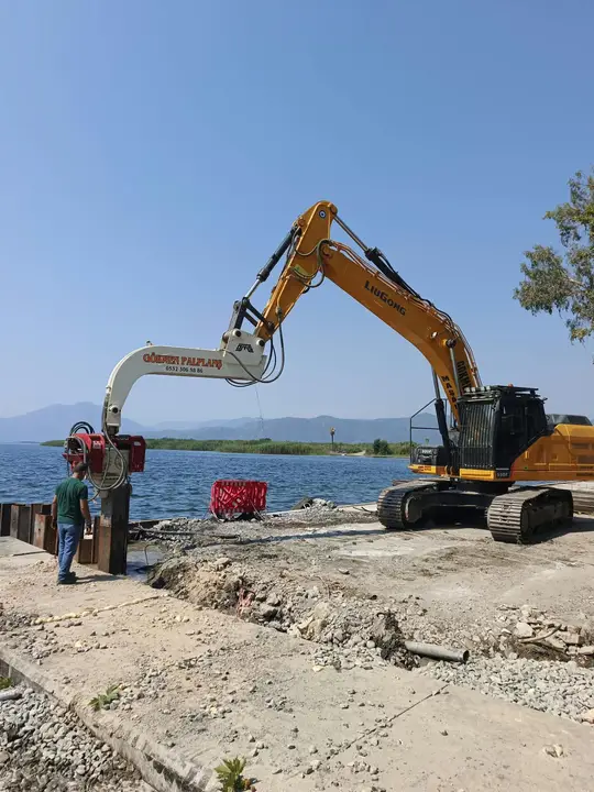 Balıkesir Palplanş: kıyı kenarında palplanş çakımı